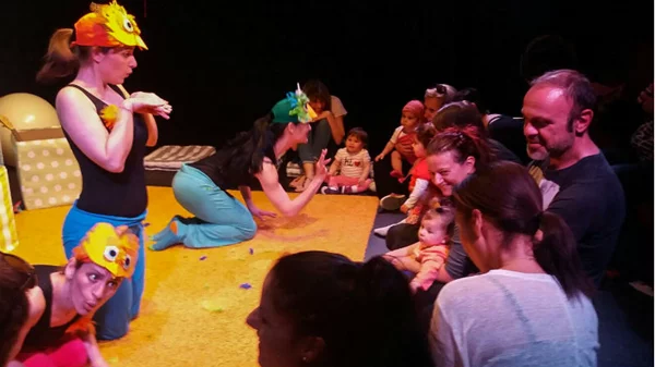 Εκκολαπτόμενοι θεατρόφιλοι εν δράσει