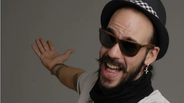 Ο Πάνος Μουζουράκης στο «Anodos»