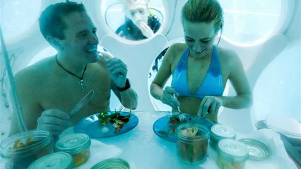 Τι θα λέγατε για ένα γεύμα κάτω από το νερό;