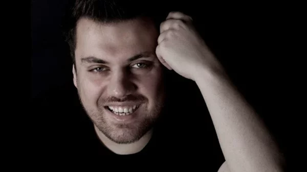 Ο Θέμης Καραμουρατίδης DJ για μια βραδιά