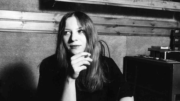 Η Λένα Πλάτωνος στο «Six D.O.G.S.»