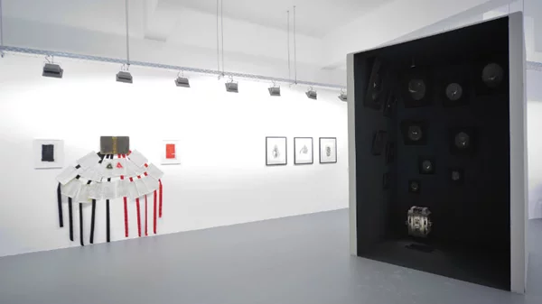 Ερμηνεύοντας το ανοίκειο στην Enia Gallery