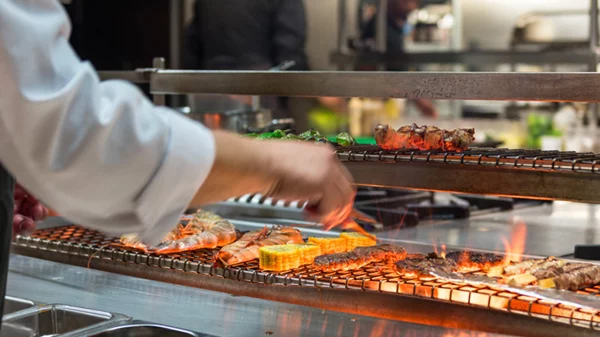 Όλοι τσικνίζουν τελικά σ’ αυτή την πόλη