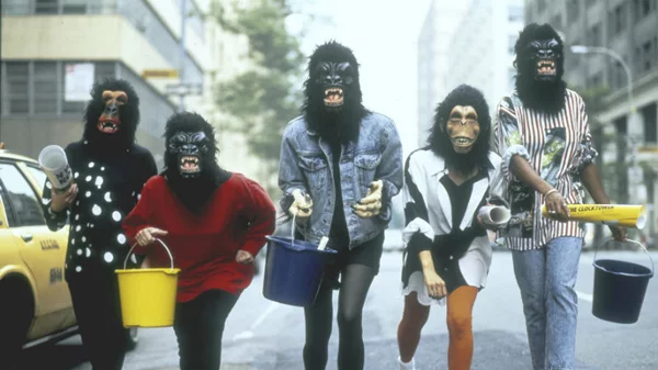 Ποιες είναι οι «Guerrilla Girls» και τι είχαν δηλώσει στο αθηνόραμα για το πως κάνουν ρεζίλι τα μουσεία