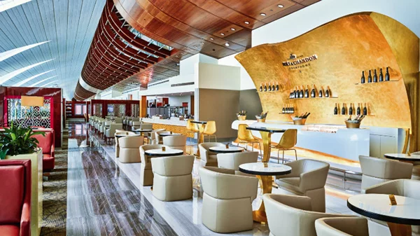 Η Emirates ανοίγει τις πόρτες στα σαλόνια αναμονής στο αεροδρόμιο του Ντουμπάι