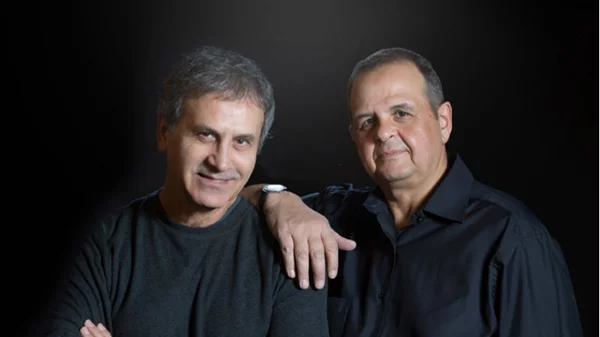 Ο Γιώργος Νταλάρας και ο Βαγγέλης Κορακάκης αγκαλιάζουν το λαϊκό τραγούδι