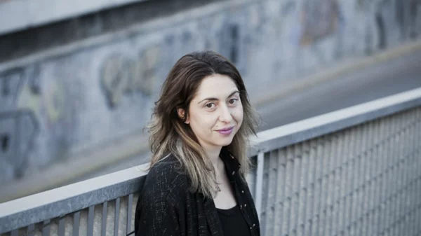 Η Σοφία Εξάρχου πιστεύει ότι οι πιτσιρικάδες προσπαθούν να τινάξουν από πάνω τους τη νοσταλγία για το παρελθόν