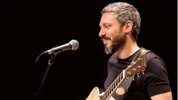 Ο Αλκίνοος Ιωαννίδης μιλάει για το ταξίδι του... με τα τραγούδια και τη "Μικρή Βαλίτσα" του