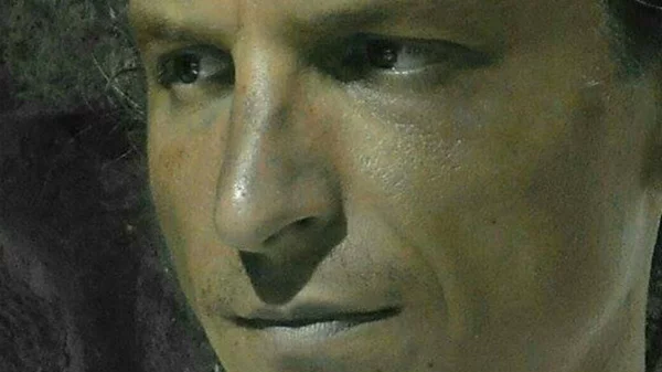 Ο Χρήστος Πυθαράς ψάχνει την «Ευτυχία» μεταξύ πραγματικότητας και social media