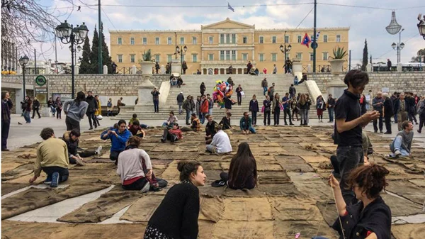 Τι ράβουν και ξεράβουν στο Σύνταγμα; 
