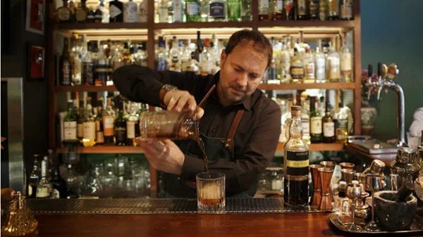 Whiskey με κλασική γοητεία στην μπάρα του «Feedέλ»