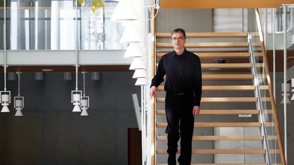 Ο Γιώργος Κουμεντάκης θέλει αιχμηρές παραγωγές στη Λυρική και όχι πυροτεχνήματα