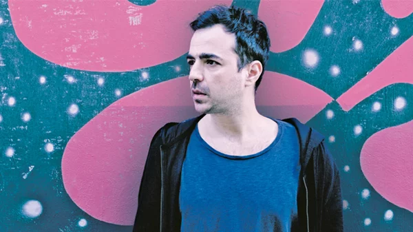 Ο Παναγιώτης Πιλαφάς εξηγεί γιατί το «Six D.O.G.S.» παίζει την «jazz της ηλεκτρονικής μουσικής»