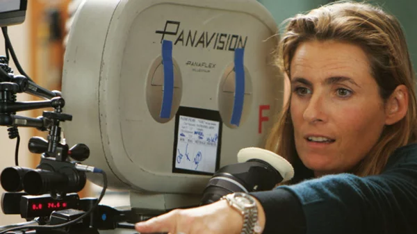 Η Λίζα Αζουέλος ζωντανεύει το μύθο της «Dalida»