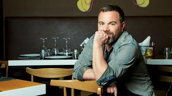 Τι είναι ροζ, πετάει και φτιάχνει dim sum;