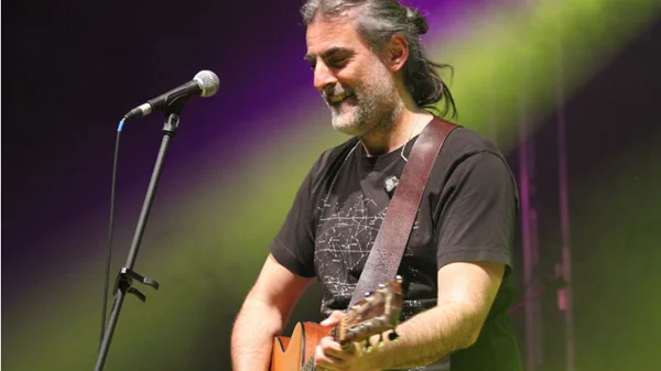 Ο Φίλιππος Πλιάτσικας προτρέπει να κάψουμε όσα μας βαραίνουν