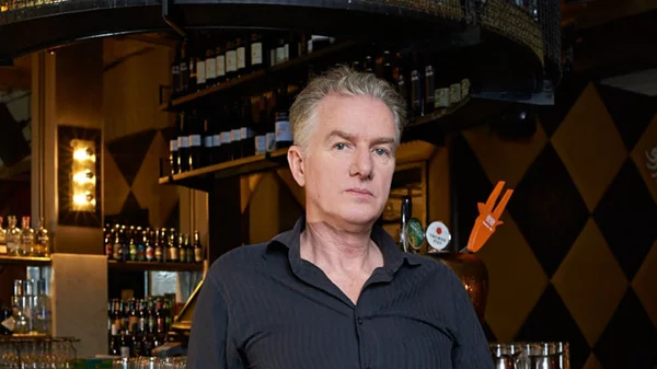 Ο Mick Harvey τραγουδά Gainsbourg με τα... bongos του στο Gagarin 205