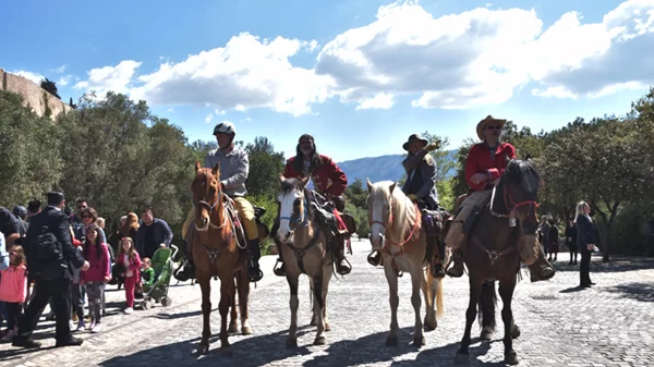 Άλογα, τσολιάδες και ένα πλήθος φιλότεχνων κατέλαβαν τη Διονυσίου Αρεοπαγίτου 