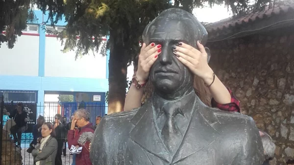 "Ώρα για ιστορία" από τη Μαίρη Ζυγούρη στη documenta 14, ναι, αλλά με ποιούς όρους;