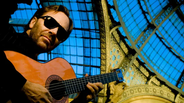 Ο Al Di Meola με τα Κίτρινα Ποδήλατα και την Ορχήστρα Σύγχρονης Μουσικής