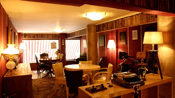 Καπνοτόπι – Οινοτόπι: δοκιμάσαμε το πιο sui generis στέκι της Θεσσαλονίκης  