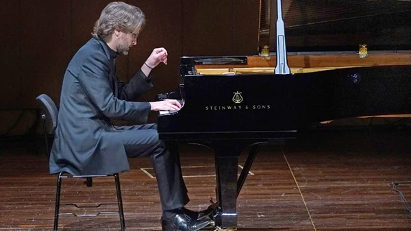 2 ρεσιτάλ πιάνου στο Μέγαρο: έξοχος Τζοβανάκης, αποστασιοποιημένος Μάτσκε