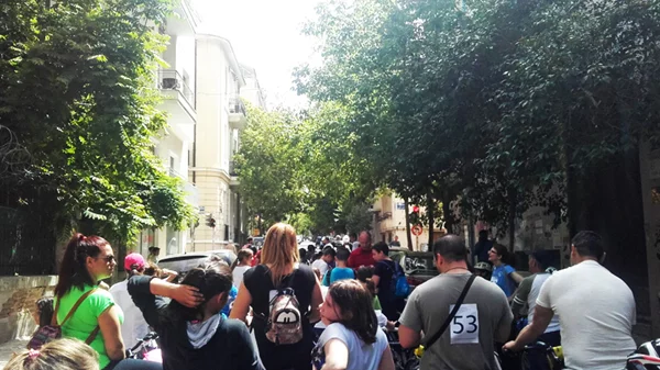 Ανακαλύπτοντας γοτθικούς πύργους και αγιογραφίες του Κόντογλου με το ποδήλατο στην «άλλη» πλατεία Αττικής 