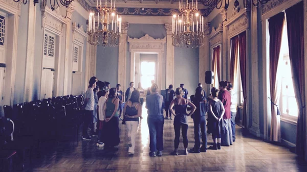 42 καλλιτεχνικές πλατφόρμες ενώνουν τις δυνάμεις τους σε μια έκθεση