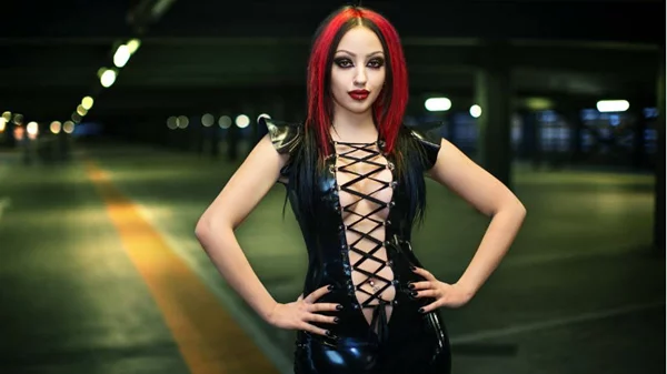 Λάτεξ και παιχνίδια με τη φωτιά στο Venus In Furs