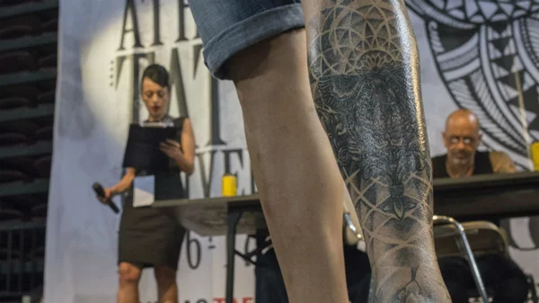 Γνωρίστε την κουλτούρα του τατουάζ στην Αθήνα πριν «χτυπήσετε» μια επίσκεψη στην φιέστα του Φαλήρου