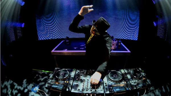 Ο Claptone δίνει το σύνθημα για clubbing στην άμμο του «Bolivar»