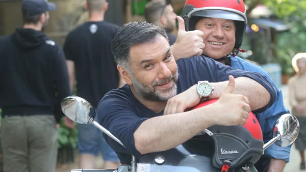 Τι δουλειά έχουν Αρναούτογλου και Μποτρίνι πάνω σε μια βέσπα;