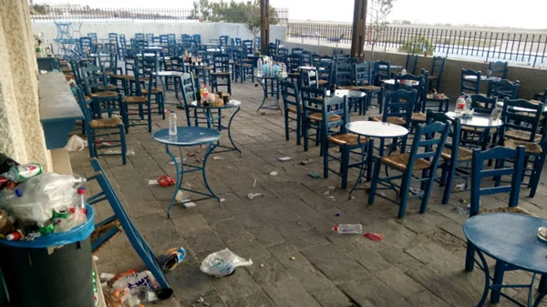 Μην πετάς έτσι τη Σαντορίνη!