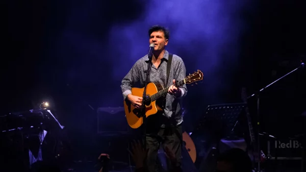 Ο Φοίβος Δεληβοριάς περιμένει να ακούσει το τραγούδι σου