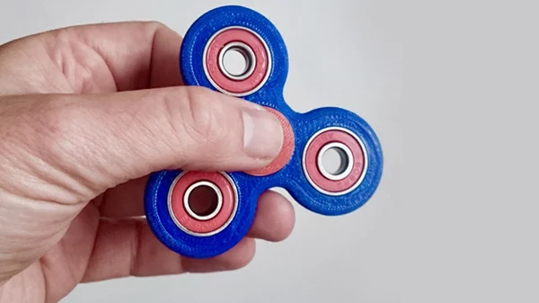Τι είναι το fidget spinner και γιατί όλη αυτή η μανία; 