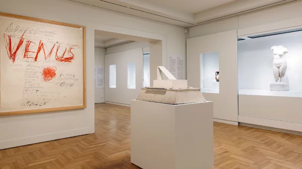 Δες πώς ο ιστορικός Αμερικανός καλλιτέχνης Cy Twombly ανοίγει διάλογο με την ελληνική αρχαιότητα