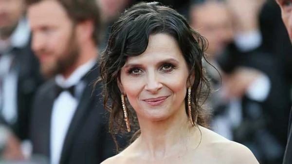 Ζιλιέτ Μπινός: «Χαίρομαι που ξεκινάω τώρα την κωμική μου καριέρα»!