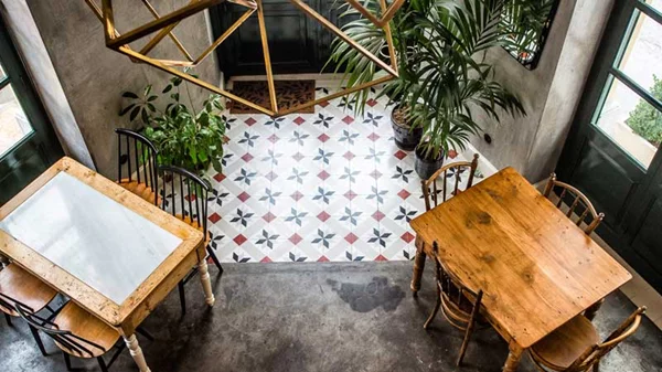 Γοητεία με ρομαντικό  industrial vintage στο «Zampano»