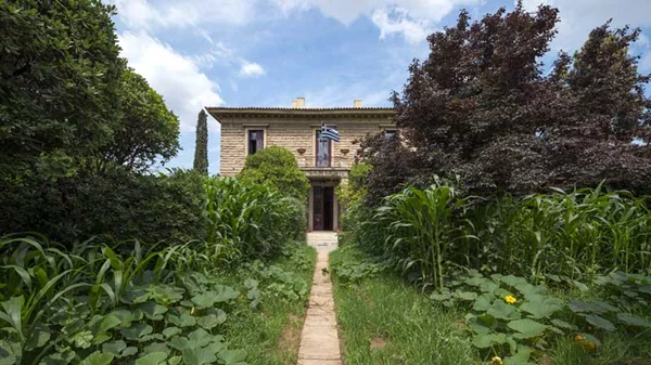 Ο Αργεντίνος καλλιτέχνης Adrián Villar Rojas μεταμορφώνει το Λόφο των Νυμφών σε μια… αστική ζούγκλα (pics)