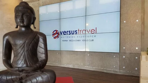 To Versus Travel πιάνει πόστο στην Astir Beach