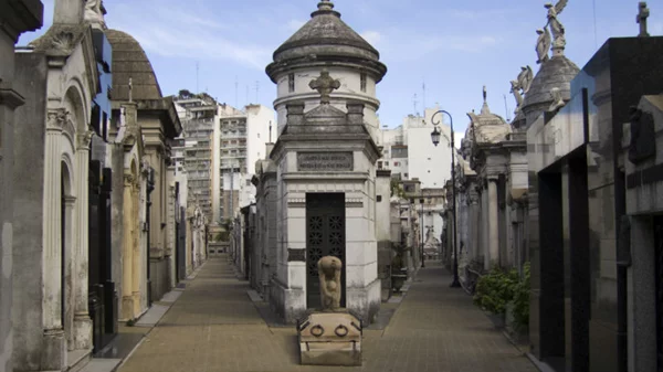 Ατμοσφαιρική βόλτα στα πιο ξεχωριστά νεκροταφεία ανά τον κόσμο