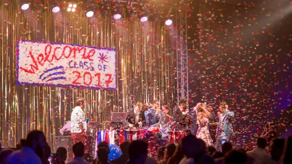 Φορέσαμε παπιγιόν και πήγαμε στο μεγαλύτερο prom night που έχει γίνει ποτέ στην πόλη (pics)