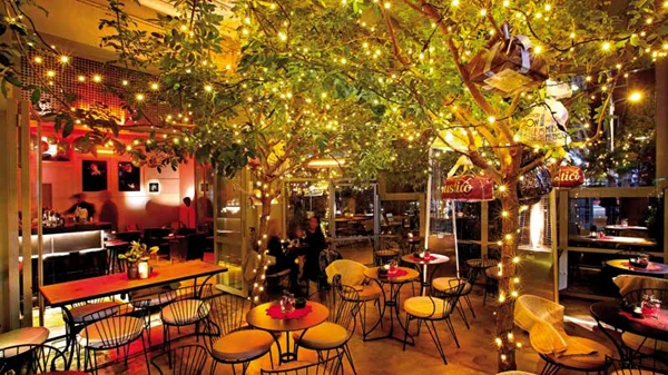 Αperitivi e vino στον καλοκαιρινό κήπο του «Villa Grigio 46»