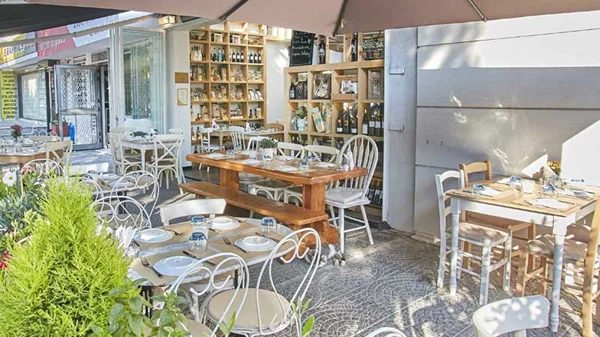 Το «Βallaro» είναι ένα ιταλικό και deli με τη Βούλα