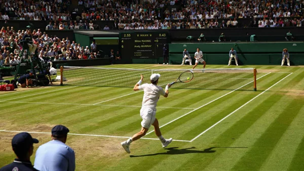 Κορυφαίο τένις και φράουλες με κρέμα στο Wimbledon