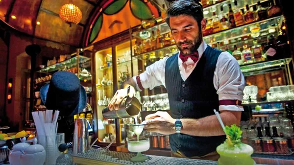 Διασχίσαμε όλη την Ελλάδα και βρήκαμε τις καλύτερες εκτός Αθηνών μπάρες…