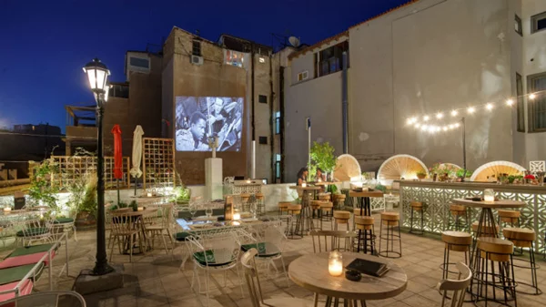 Στο roof garden του «Monk» με το Κτήμα Χρυσοχόου