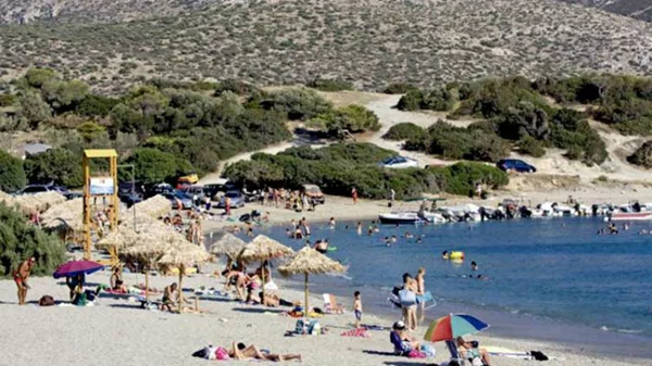 Βουτιά σαν στην Αμοργό στην παραλία του Μικρού Αγίου Νικόλαου Αναβύσσου 