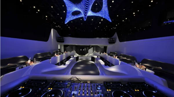 Clubbing σε σκηνικό μυκονιάτικου φουτουρισμού