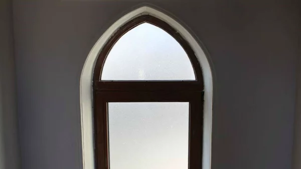 Ανακαλύψτε μια νομαδική πλατφόρμα σύγχρονης τέχνης στη Λέσβο